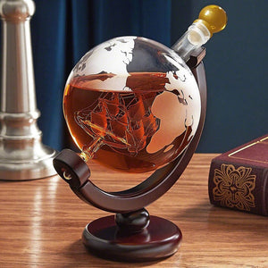 ELEGANT GLOBE DECENTER SET WITH TWO WHISKEY GLASSES